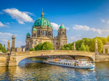 Berliner Dom an der Museumsinsel mit Ausflugboot auf der Spree